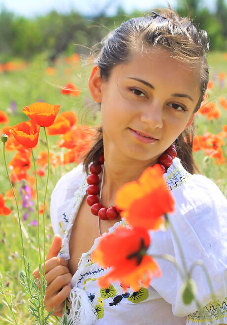 Rangy ukrainian brunette teen Shrima Malati denudes small tits and hairy beaver outside